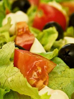 Салат с креветками и оливками