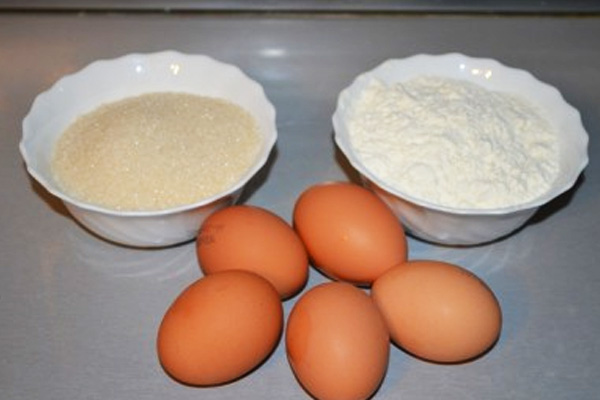 6 яиц мука. Бисквит из 6 яиц сахара и муки. Бисквит 10 яиц 1,5 стакана сахара. Подготовка яиц к приготовлению. Какой крахмал нужен для бисквита.