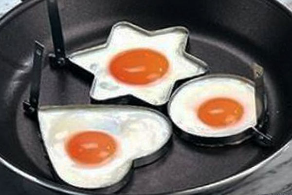 Формочки для яичницы на сковороде