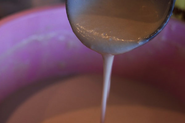 Как сделать тонкие блины на скисшем молоке