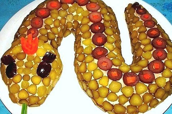 Оформление салата в виде змеи