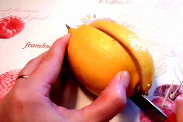 Разрезаем лимон вдоль на половинки