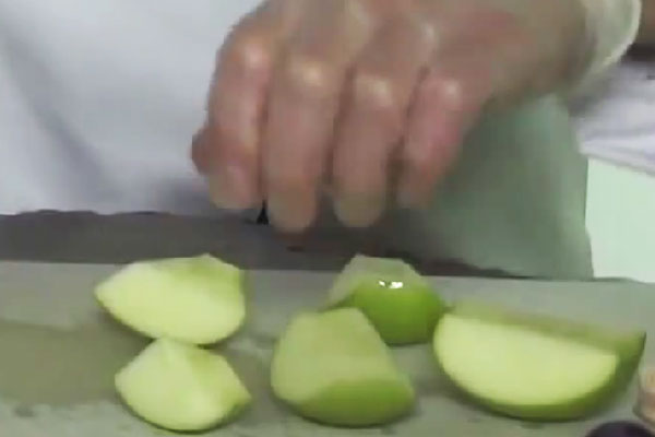 Яблоки режем родольно на четвертинки, вырезаем середину