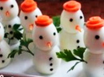 Сделайте из вареных яиц симпатичных снеговиков