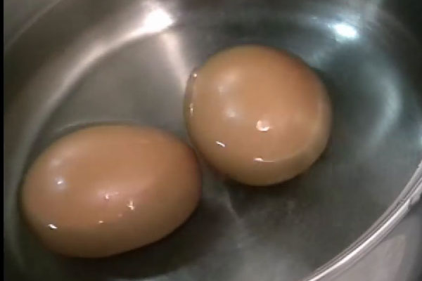 Ставим в небольшой посуде варить яйца
