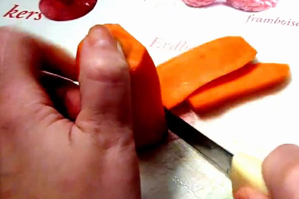 Нарезаем морковь вдоль тонкими ломтиками