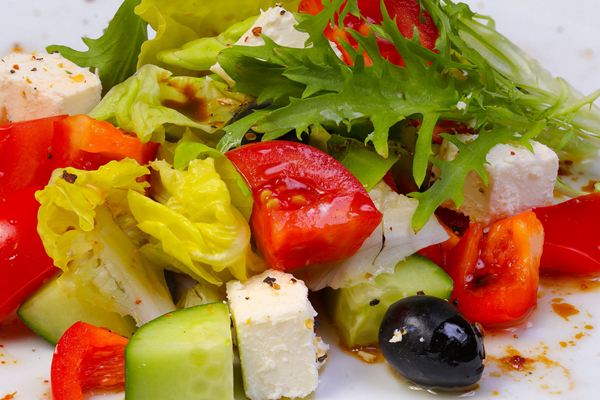 Греческий салат с моцареллой и сырной заправкой