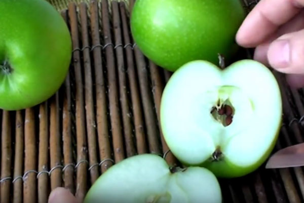 Разрезаем яблоко напополам