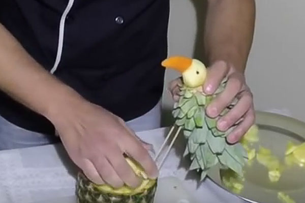 Карвинг из ананаса - делаем попугпя