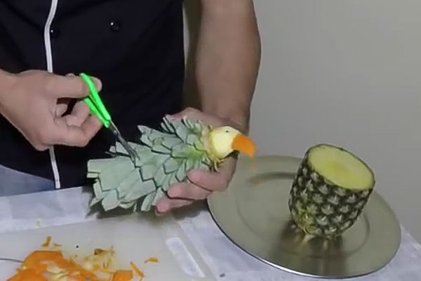Как сделать попугая из ананаса
