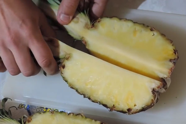 Как нарезать ананас на стол