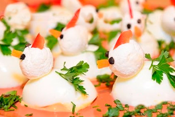 Фаршированные яйца для детей на Новый Год