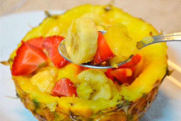 Новогодний салат из фруктов с пряностями в ананасовых лодочках