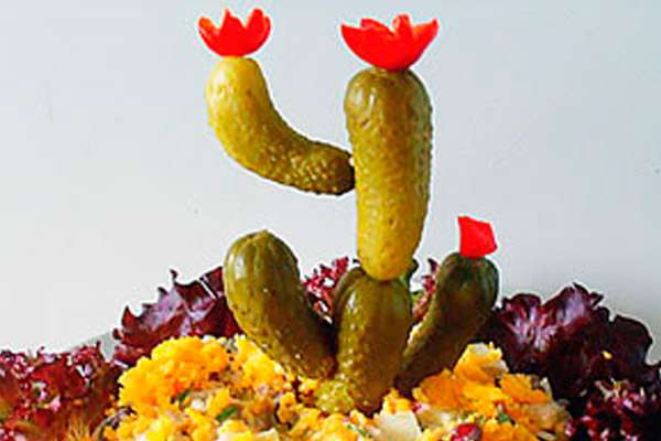 Как оформить новогодние салаты в виде кактуса