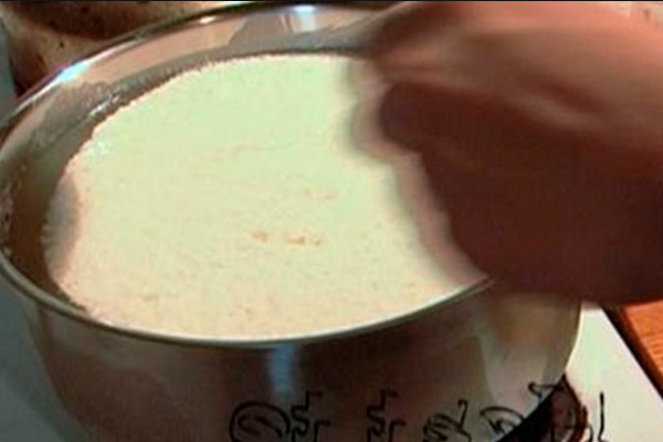 В чистую кастрюлю выливаем приготовленное молоко - готовим сыр гауда