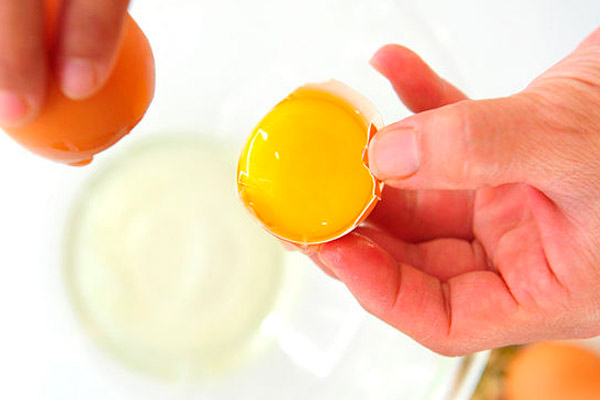 Как взбивать яйца для приготовления теста орешкам со сгущенкой