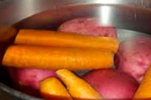 Как правильно варить картошку и морковь в воде для салата Оливье