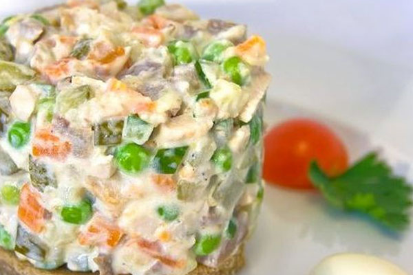 Салат «Оливье» с маринованными грибами - домашний рецепт