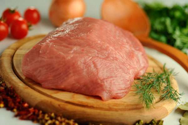 Как выбрать и приготовить свинину для салата Оливье
