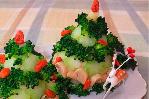 Сырный салат «Новогодняя ёлка» с балыком и грецкими орехами