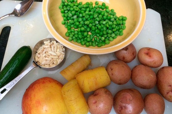 Ингредиенты для салата Оливье с курицей и яблоком