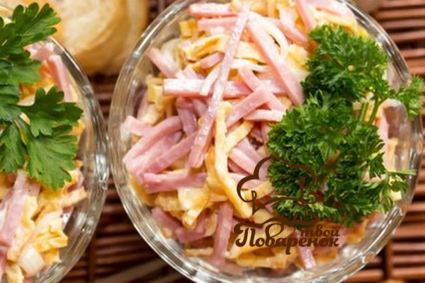 Как приготовить итальянский салат с блинами и колбасой