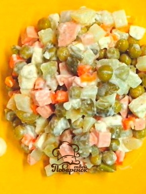 Оливье с колбасой и солеными огурцами - домашний рецепт