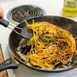 Как правильно жарить макароны на сковороде
