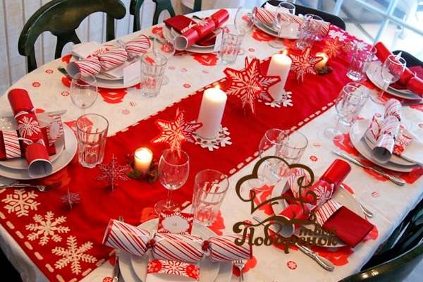 Как украсить новогодний стол в красном цвете