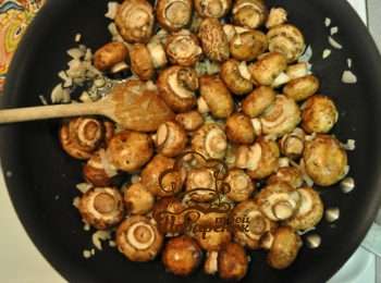 Жареные грибы шампиньоны с чесноком и зеленью на сковороде