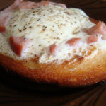 Яичница в хлебе с колбасой рецепт с фото